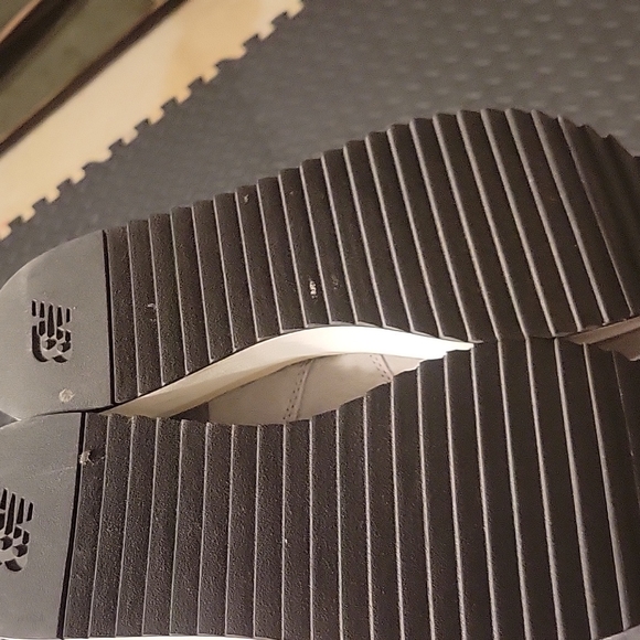 Gently worn platform New Balance - Picture 3 of 3